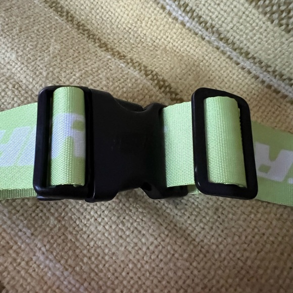 NWOT Sketchers neon pink and neon Fanny pack.  Inner pocket. - Picture 4 of 7